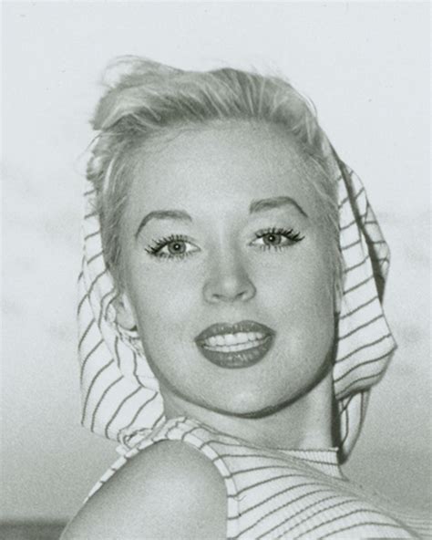 33 Stunning Vintage Photos Of Betty Brosmer: The Iconic Beauty。